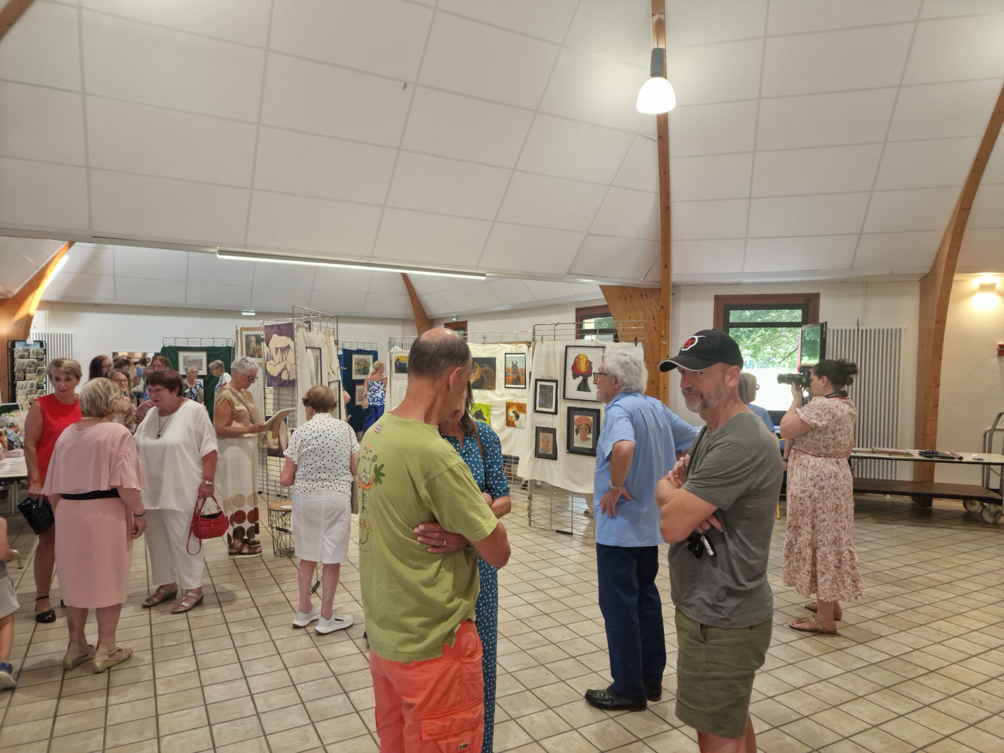 Accrochage dans un espace d'exposition pendant un vernissage